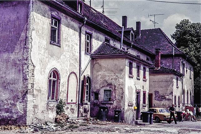 Im ersten Bauabschnitt wurde das Bürger- und Kulturzentrum rund um den Max-Rieple-Platz errichtet. 1984 diente das Gebäude Karlstraße 58 ...