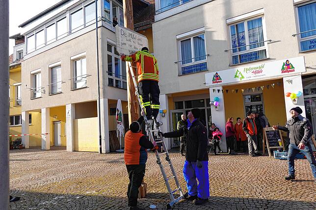 Bild 21: Bilderstory: Umzug und Narrenbaumstellen in Rickenbach begeistern die Zuschauer