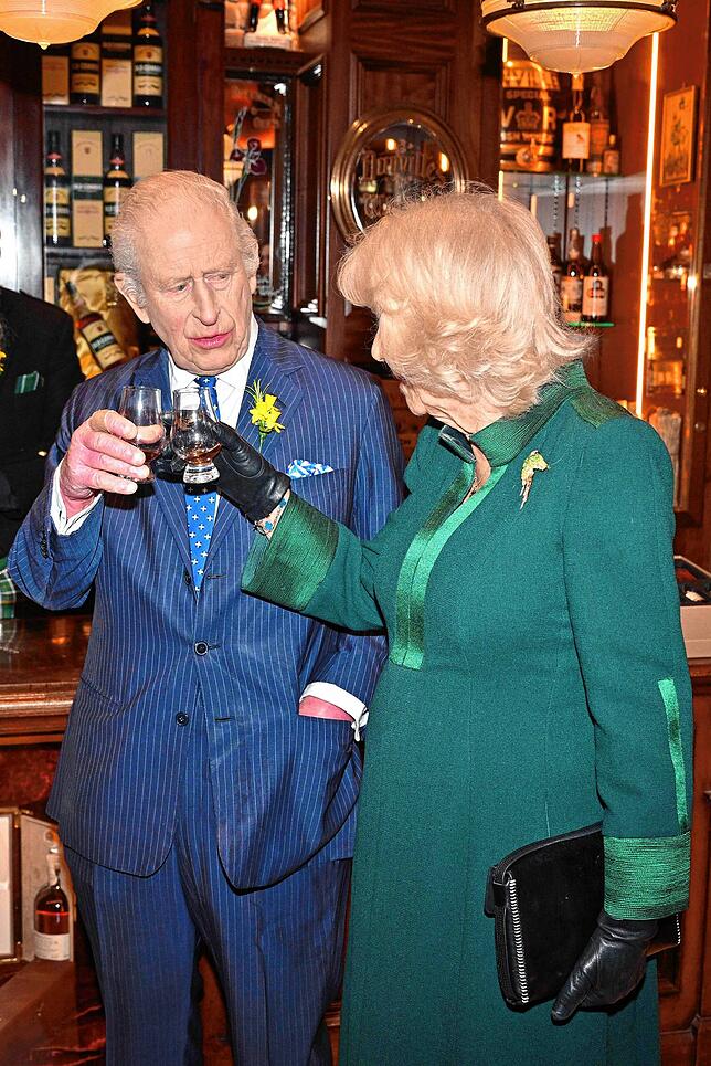 Darauf einen Whiskey: Charles und Camilla im März 2025 in Belfast (Nordirland).