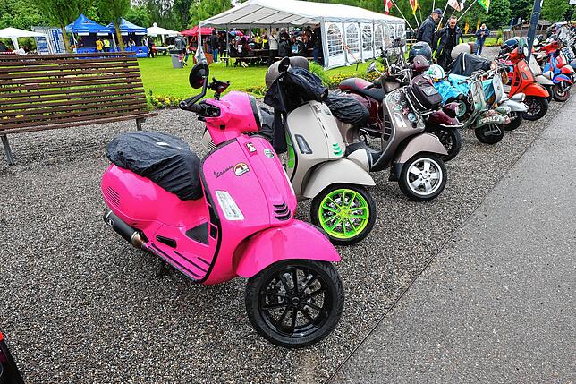 Bild 24: Vespa-Treffen am Bodensee: Am Kreuzlinger Hafen kommen drei Nationen zusammen