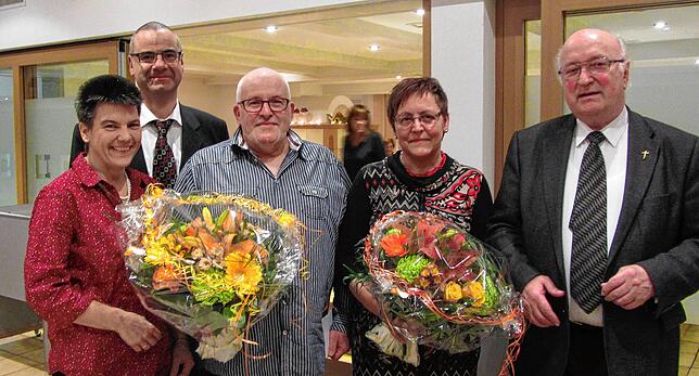 Im Jahr 20103 werden verdiente Mitarbeiter verabschiedet: Im Bild von links Pflegedienstleitung Silke Sailer, der damalige ...