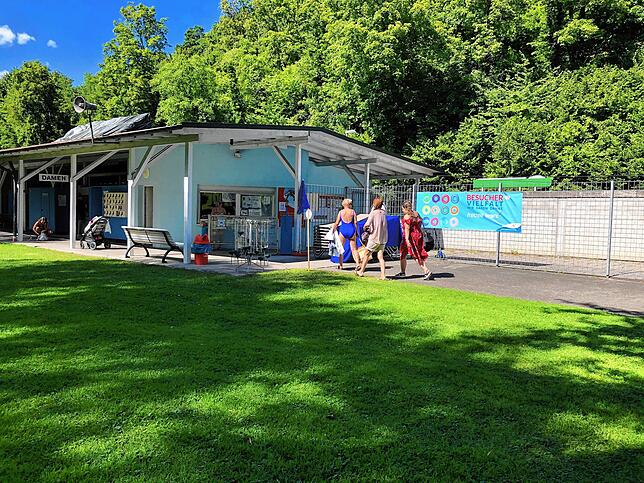 Gegen 16.25 Uhr müssen die Besucher das Freibad wieder verlassen. Maximal drei Stunden können sich derzeit Schwimmfreunde auf der Anlage ...