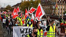 Rund 200 Streikende aus dem Öffentlichen Dienst im Landkreis Konstanz schlossen sich dem Warnstreik an, zu dem die Gewerkschaft Verdi ...