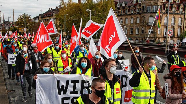 Rund 200 Streikende aus dem Öffentlichen Dienst im Landkreis Konstanz schlossen sich dem Warnstreik an, zu dem die Gewerkschaft Verdi ...
