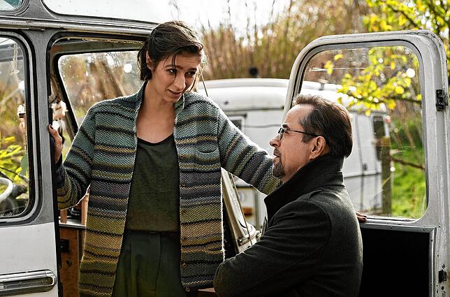 Inès Fournier (Maëlle Giovanetti) erläutert Professor Karl-Friedrich Boerne (Jan Josef Liefers) das Lebenskonzept der Kommune ...