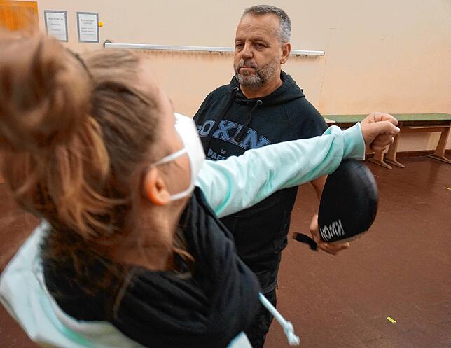 Trau Dich, hau zu: Boxtrainer Harald Beck lässt die Frauen im Kurs auf eine Pratze schlagen.