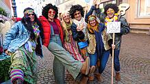 &bdquo;Peace on Earth&ldquo;: Die Hippies von der Frauenfasnet und dem Kirchenchor singen und tanzen für den Frieden.