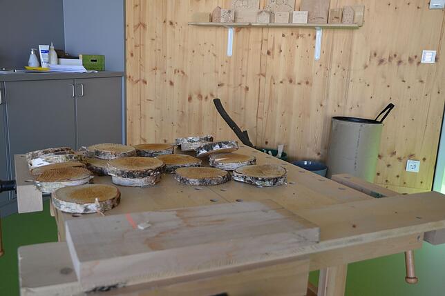 Hier ist der Werkstattbereich für die Arbeit mit Holz.