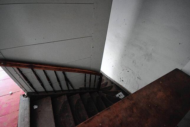 Zum Vergleich: Blick nach unten im November 2021, als noch der Aufzug im Treppenhaus war.