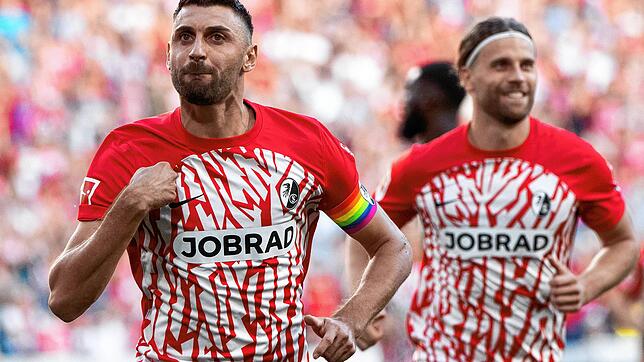 Vincenzo Grifo (links) zeigt an, wer den ersten Treffer für den SC Freiburg gemacht hat. Der SC-Stürmer feiert mit Lucas Höler sein Tor ...
