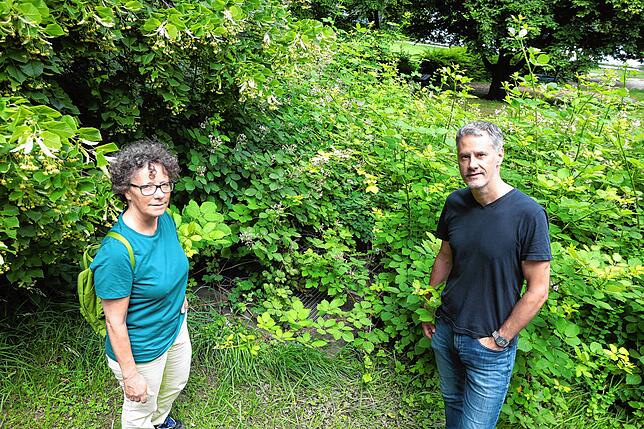 Ulrike Hertig, Leiterin der Entsorgungsbetriebe, und EBK-Abteilungsleiter Planung und Bau, Timo Schieß, begutachten am Montagmittag den ...