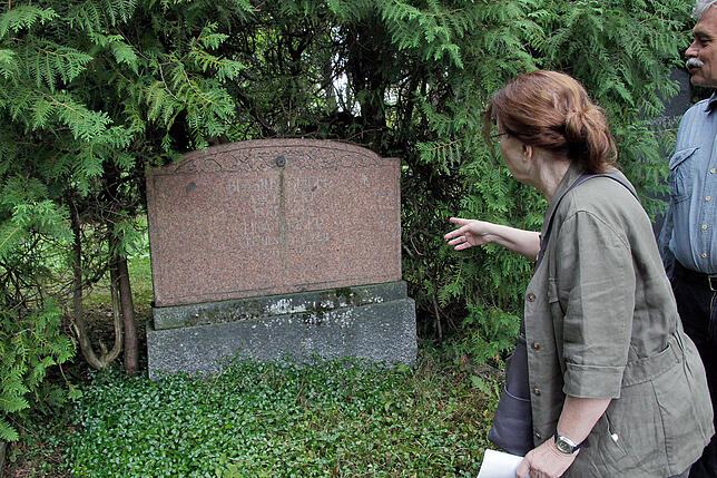 Annemarie Conradt-Mach erzählt von dem bedeutenden Architekten Blasius Geiger, der hier begraben liegt. Er war ein bedeutende Architekt ...