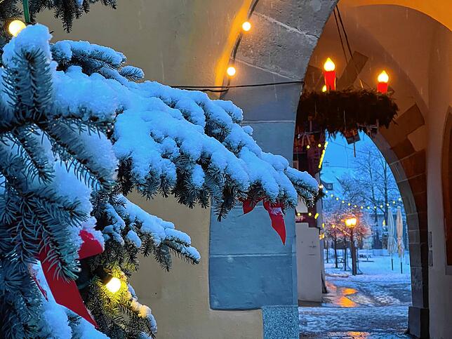 Vorbei an beleuchtetem Weihnachtsbaum und Adventskranz richtet sich der Blick Richtung Neues Schloss.