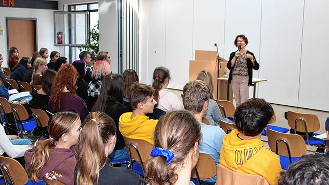 Landtagsabgeordnete Dorothea Wehinger stand für die Zehntklässler des Nellenburg-Gymnasiums Rede und Antwort zu politischen Themen. ...