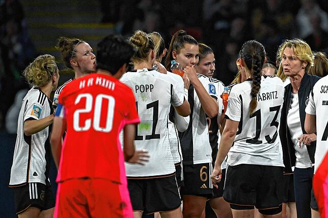 Martina Voss-Tecklenburg (r), Bundestrainerin der deutschen Frauen-Fußballnationalmannschaft, spricht mit ihrem Team.
