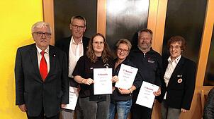 Franz-Christian Mattes (links) und Annette König (rechts) ehren langjährige DRK-Mitglieder: (von links) Josef Neff, Elena Jerg, Haidi ...