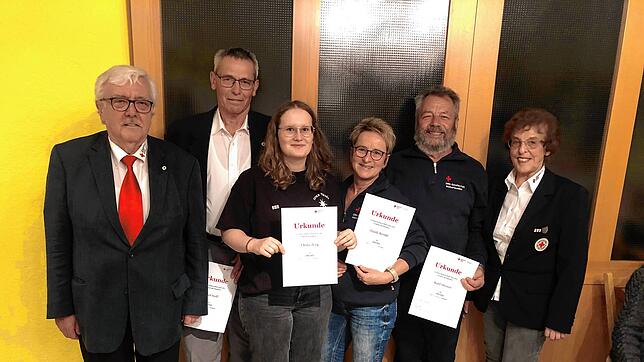 Franz-Christian Mattes (links) und Annette König (rechts) ehren langjährige DRK-Mitglieder: (von links) Josef Neff, Elena Jerg, Haidi ...