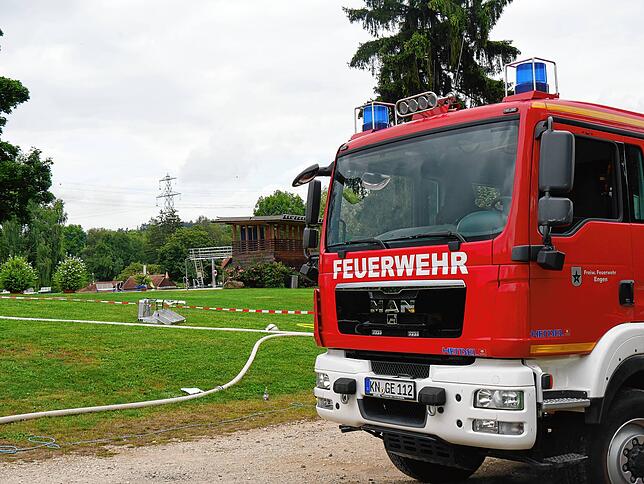 Wo normalerweise Badegäste auf der Liegewiese liegen, steht am Samstagmorgen ein Feuerwehrfahrzeug. Im Hintergrund ist der Sprungturm zu ...