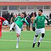 Fabian Bodenseh (Bildmitte) erzielt mit diesem Abschluss den Treffer zum 4:1. Sein Teamkollege Ruben Rodriguez-Lopez (rechts) beobachtet ...