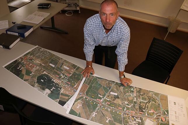Hartmut Trenz ist der Projektleiter des B27-Ausbaus. Auf der Karte im Maßstab 1:2500 werden die Dimensionen des Großvorhabens deutlich.
