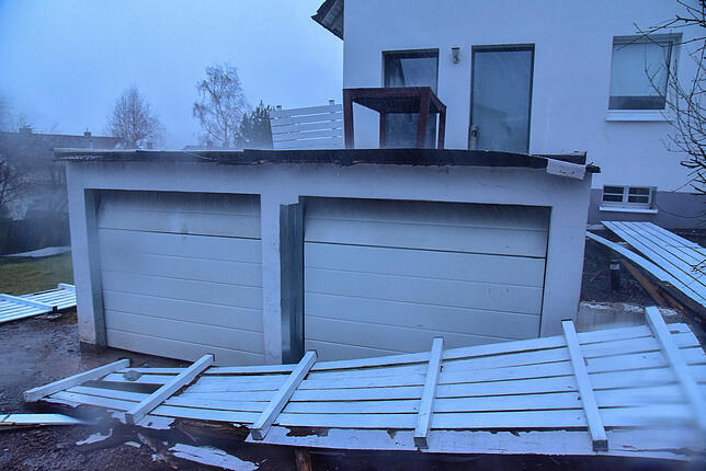 Die Gewalt von „Sabine“ wird deutlich. Hier hat der Sturm die Holzumrandung einer Terrasse weggefegt. Bild: Roland Sprich