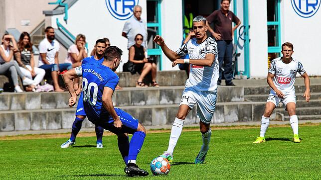 Der Villinger Neuzugang Maxime Foulon versucht, dem Radolfzeller Moritz Hlavaceck den Ball abzunehmen. Foulon war beim 6:0-Sieg der ...
