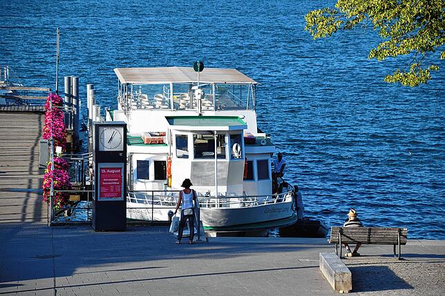 Die MS Großherzog Ludwig im Hafen von Bodman liegt deutlich tiefer als üblich.