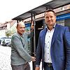 Marcel Rebholz (links) und Erich Lafera kontrollieren den Briefkasten. Bild: Jens Fröhlich