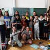 Jennifer Niermann (Thüga Energie, links) mit Viertklässlern der Schillerschule sowie Florian Riegger (Verein Deutsche Umwelt-Aktion). ...