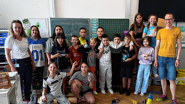 Jennifer Niermann (Thüga Energie, links) mit Viertklässlern der Schillerschule sowie Florian Riegger (Verein Deutsche Umwelt-Aktion). ...