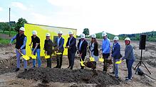 Beim Spatenstich (von links): Simon Bickel, Dominik Schöch (beide i+RB), Fredi d‘Aloisio (Architekten BDA), Mario Bischof ...