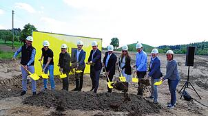 Beim Spatenstich (von links): Simon Bickel, Dominik Schöch (beide i+RB), Fredi d‘Aloisio (Architekten BDA), Mario Bischof ...