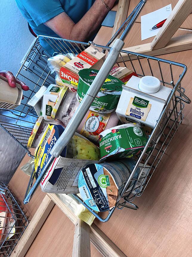 Danke der Tafel können Menschen mit wenig Geld so einen Einkauf für etwa 9 Euro tätigen.