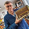 Günter Neubert, Leiter und Gründer des Repair-Cafés in Überlingen-Nußdorf, mit einem Radio der Philetta-Serie, die Philips vor 60 Jahren ...