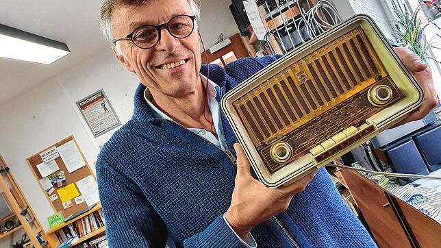 Günter Neubert, Leiter und Gründer des Repair-Cafés in Überlingen-Nußdorf, mit einem Radio der Philetta-Serie, die Philips vor 60 Jahren ...