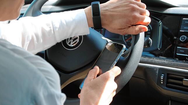 Wie auf diesem gestellten Bild haben 17 Autofahrer während der Fahrt am Handy herumgefummelt. Die Polizei hat sie bei einer Kontrolle in ...