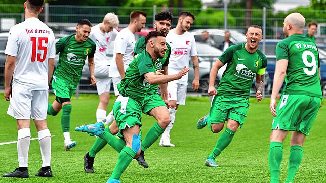Nicht zu bremsen: Seit Wochen spielte der genesene Sascha Strazzeri (Mitte) in Hochform, erzielt ein Tor nach dem anderen und hat großen ...