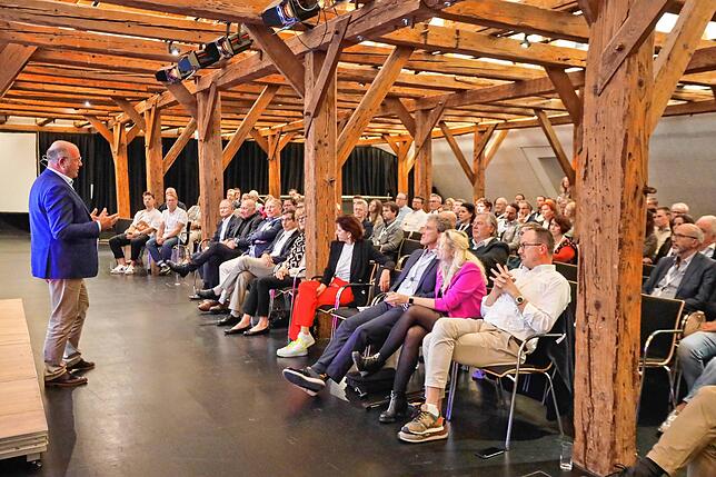 Handelsverband-Präsident Alexander von Preen berichtet beim 25. Konzilgespräch des Handelsverbandes Südbaden über die Wichtigkeit von ...