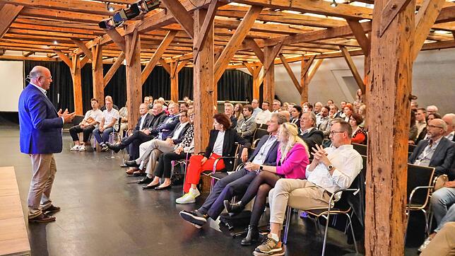 Handelsverband-Präsident Alexander von Preen berichtet beim 25. Konzilgespräch des Handelsverbandes Südbaden über die Wichtigkeit von ...