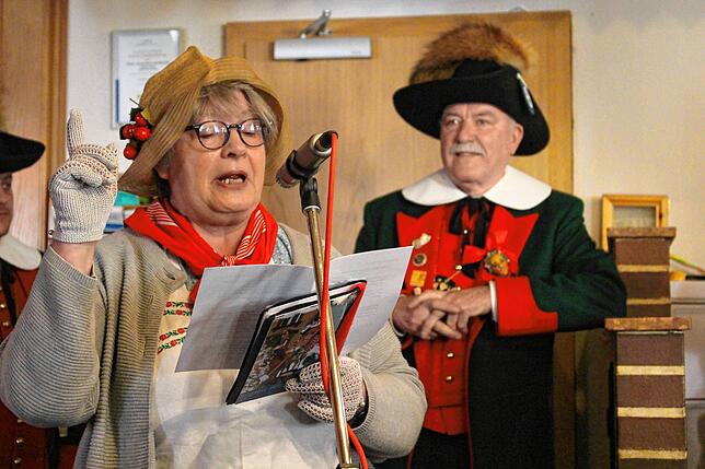 Maria Schmitt hat einige lustige Sprüche für die Stadt-Oberhäupter parat. Frohsinn-Zeremonienmeister Thomas Gantert hört gespannt zu.
