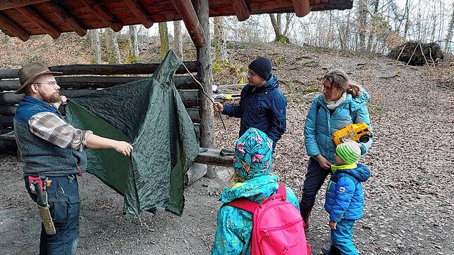 Ein guter Poncho ist im Wald sehr hilfreich, erläutert Fabian Ost (links). Er kann nicht nur am Körper getragen werden, sondern auch als ...