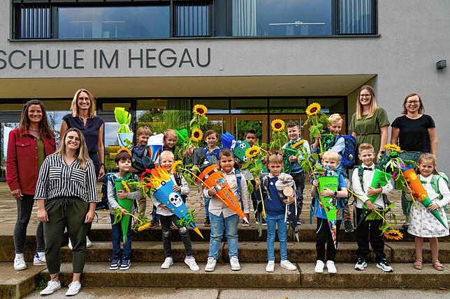 Die Klasse 1 der Christlichen Schule im Hegau mit ihren Klassenlehrerinnen (von links) Mirjam Emmering, Johanna Schorre, Theresa ...