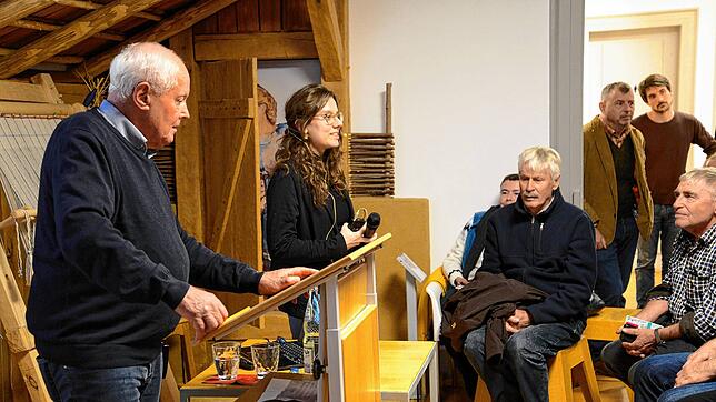 Helmut Fluck und Nuria Schäfer referieren über einen Vulkanberg. Bild: Hegau-Museum