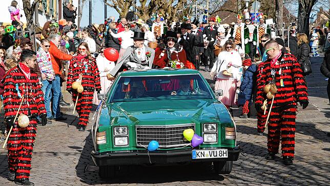 Schreiten im angemessenen Oldtimer zum Traualtar: Die neue Narreneltern in Engen.