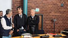 Die beiden Verteidiger Jens Janssen (Mitte) und Toralf Duve (rechts), stehen vor einer schwierigen Gerichtsverhandlung. Sie vertreten ...