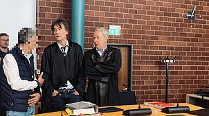 Die beiden Verteidiger Jens Janssen (Mitte) und Toralf Duve (rechts), stehen vor einer schwierigen Gerichtsverhandlung. Sie vertreten ...
