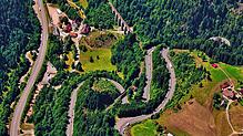 Ein kurvenreiches Straßengewinde im Höllental aus der Vogelperspektive &ndash; hier ein Symbolbild aus dem Jahr 2020.