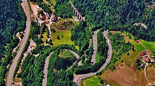Ein kurvenreiches Straßengewinde im Höllental aus der Vogelperspektive &ndash; hier ein Symbolbild aus dem Jahr 2020.