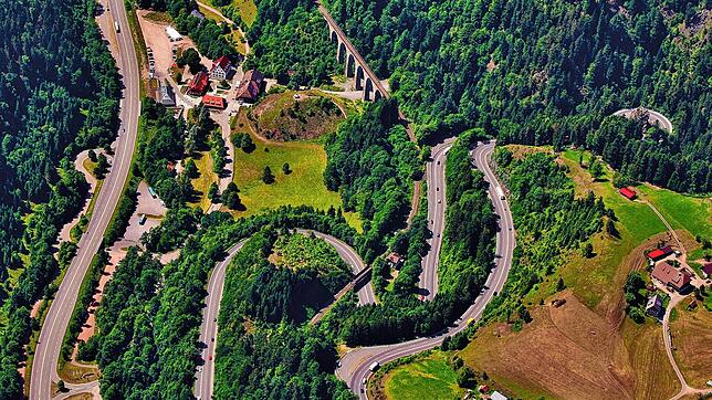 Ein kurvenreiches Straßengewinde im Höllental aus der Vogelperspektive &ndash; hier ein Symbolbild aus dem Jahr 2020.