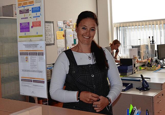 Schulverbundsekretärin Tanja Keckeisen hat ein Informationsblatt zum Umgang mit Schülern aufgehängt, die Krankheitssymptome zeigen.